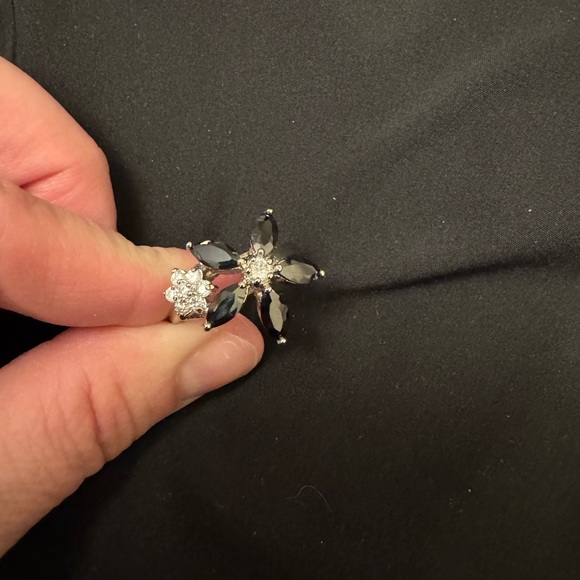 Onyx & Silver Floral Ring - Picture 2 of 3